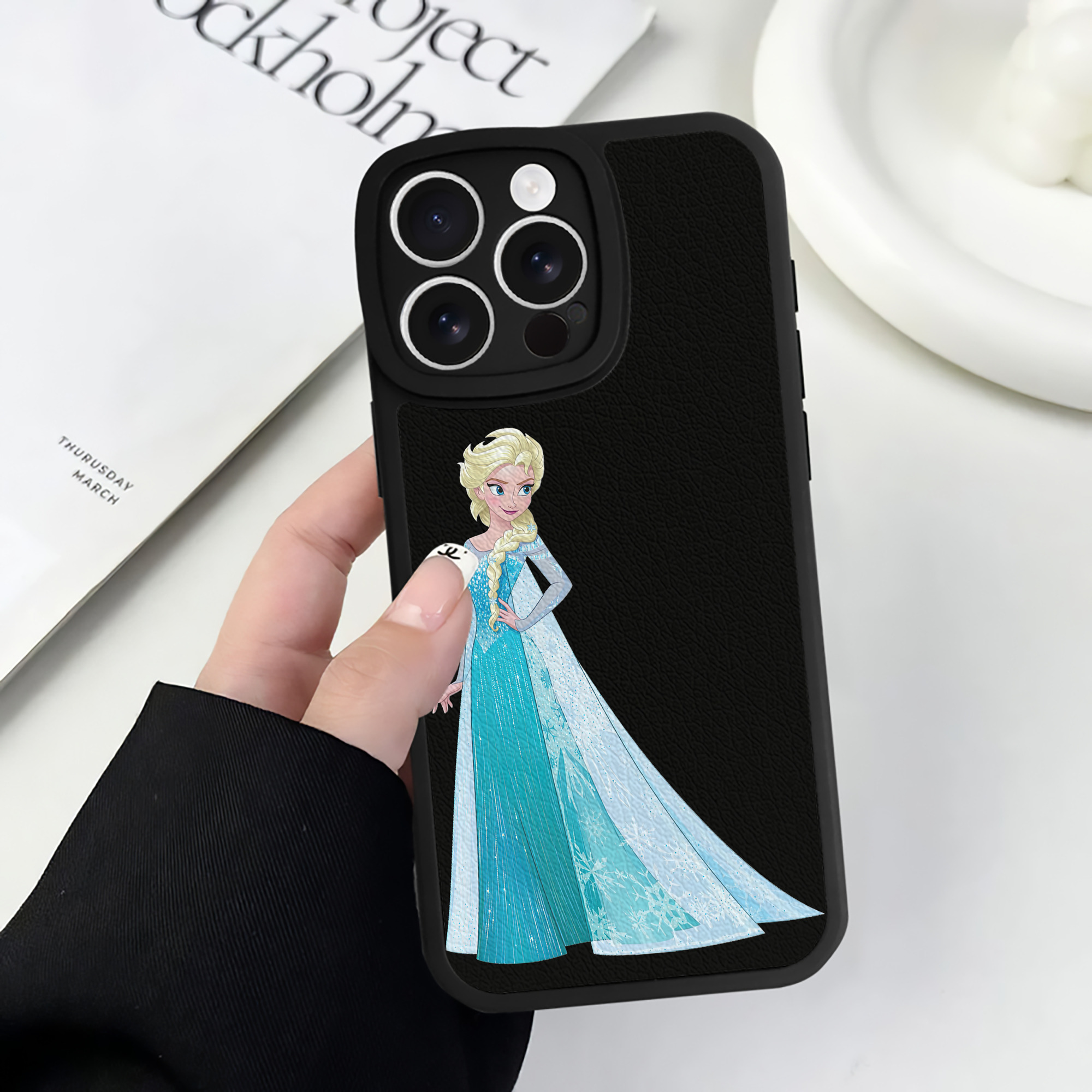 （画像用） アナと雪の女王 アンナ エルサ Frozen Anna Elsa 【iPhone 16シリーズ対応】シリコンスマホケース（レザー調） 材質：シリコン